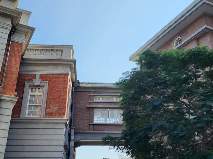 原臺南州廳與台南州會的空中連接走廊，直接就可以走過來開會。