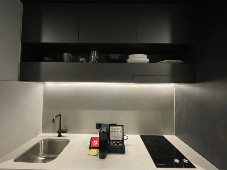 Veriu房間內提供的廚房與烹飪用具。(圖源/作者自攝)