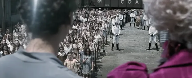 觀眾從Katniss視角看見台下沉默的居民紛紛舉手向她敬意,使人切身體會到主角悲壯的命運。