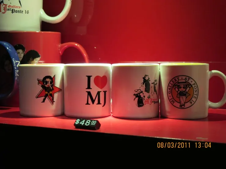 這些應該是喝濃縮咖啡的小杯子吧(我對咖啡沒有認識)。左邊第一個很可愛！