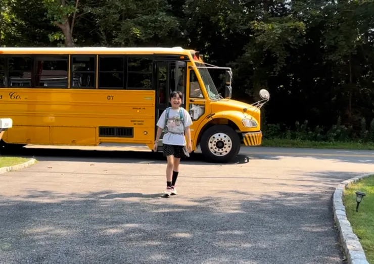 中午12點半，帶著燦笑的昵回家了