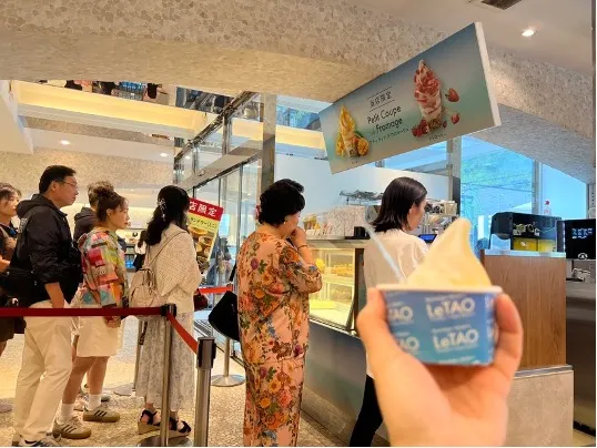 這個是LeTAO雙色軟雪糕，牛奶＋芝士味真係好好味😋