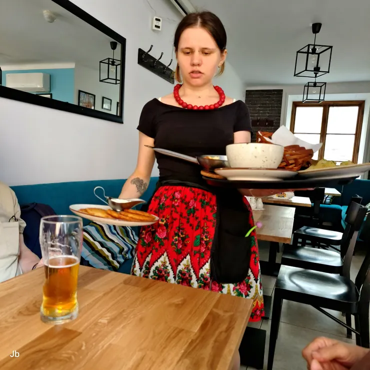 【暫停懷古去吃傳統餃子煎土豆！服務人員穿著波蘭鄉村傳統服裝。】