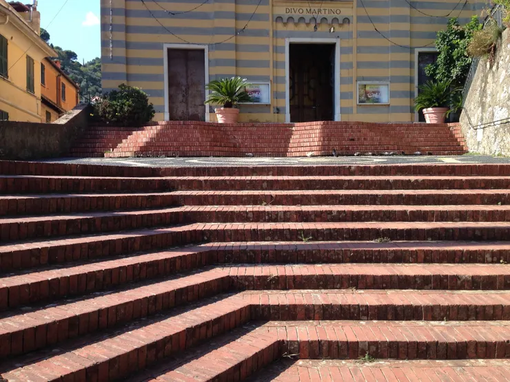 教堂前的紅磚階梯