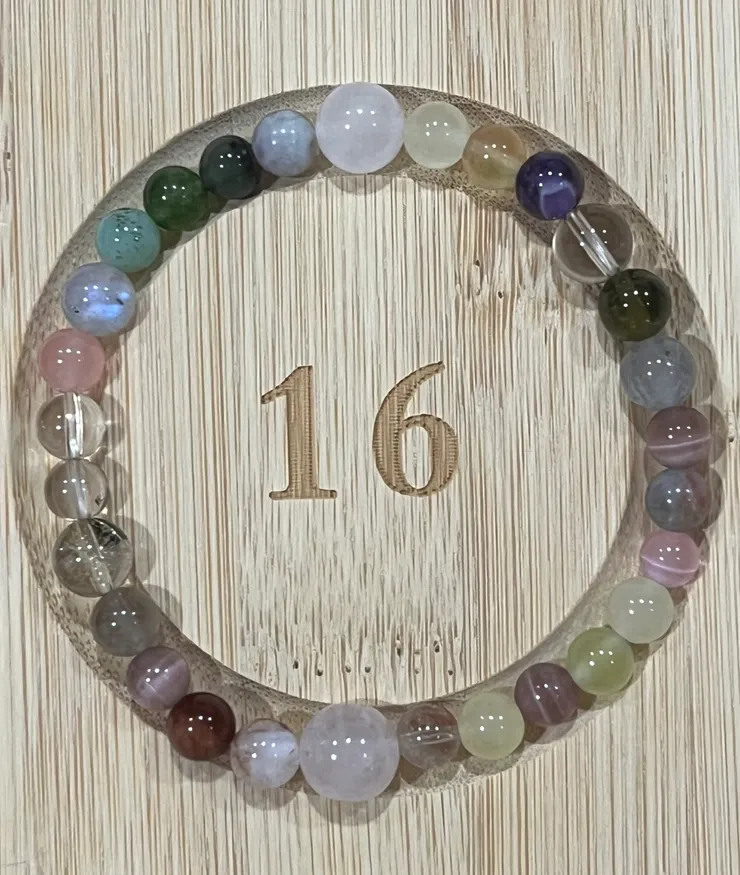 我為她配的手鍊。柔柔的色系、溫柔的能量，希望能成為陪伴她生活裡的小光。