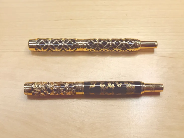 ARTEX「招財進寶書寫禮盒」鋼珠筆與金番花鋼筆合照