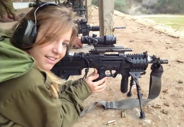 在以色列國防軍的準尉官課程期間使用X95-L（微型塔沃爾精確射手型）的女兵。