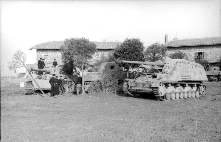 1944年4月或5月，義大利某處的一輛犀牛式驅逐戰車