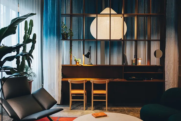 東京設計旅宿「K5」！百年銀行老建築化身極簡空間