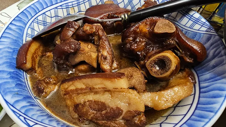 這是豬腳和爌肉的組合!