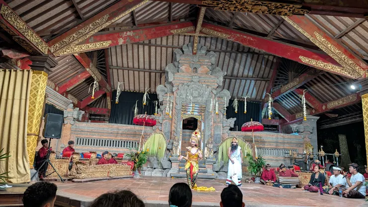 左邊是傳統樂器，中間是舞者表演，右邊坐著旁白