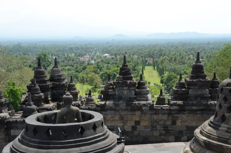 婆羅浮屠被叢林包圍