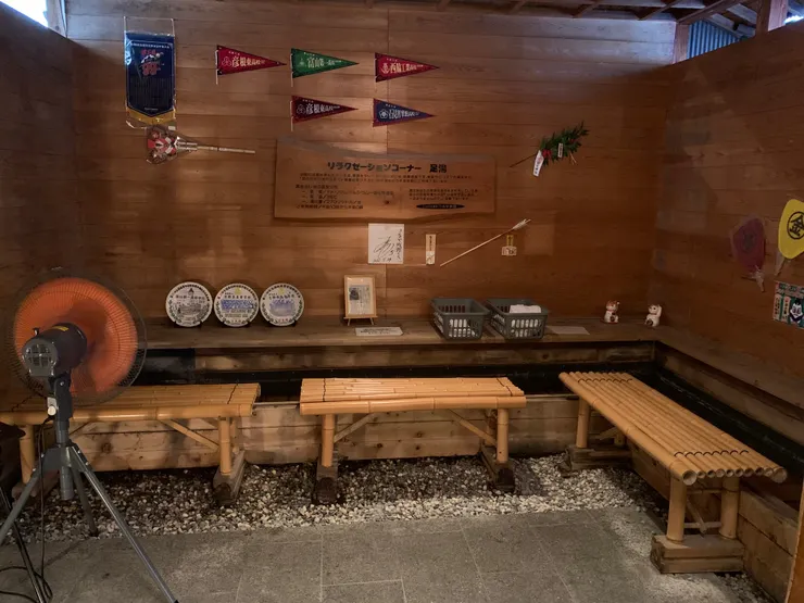 泡腳池,旁邊備有擦腳的毛巾。