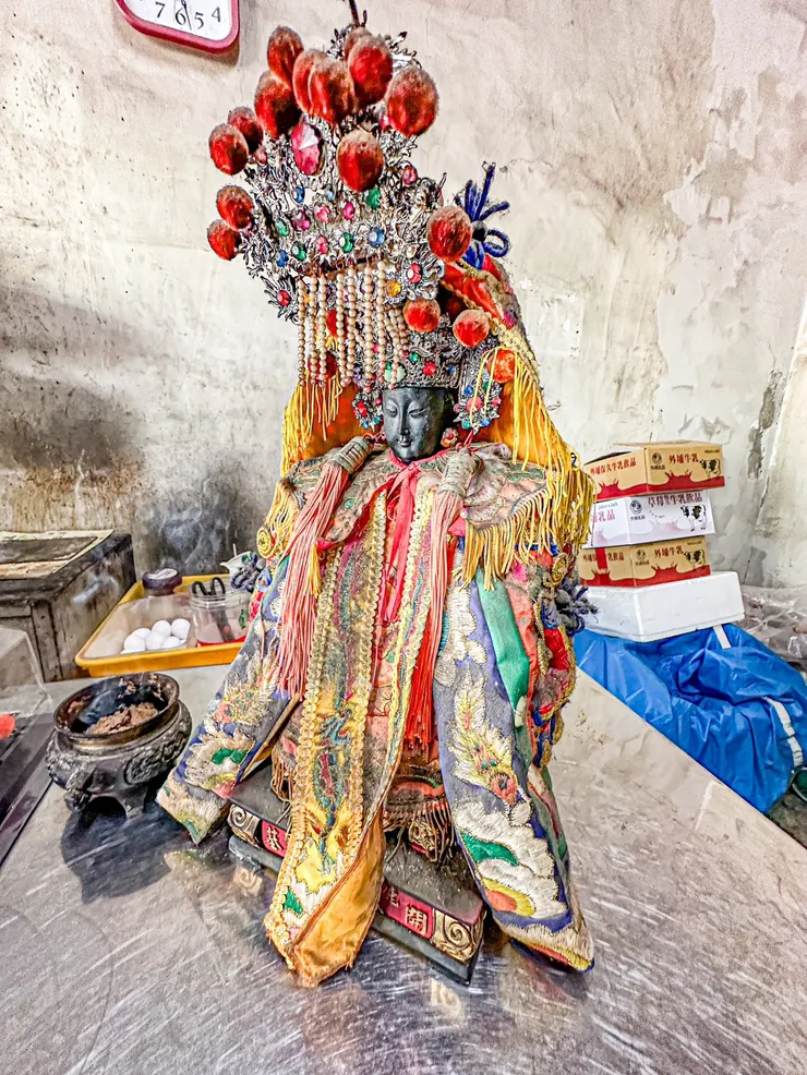 龍益行｜台南佛具店・金紙店・宗教百貨・神主牌雕刻・拜拜用品 專精 神主牌雕刻與祖先牌位製作，提供佛具、金紙、神桌、拜拜用品等完整祭祀用品。 服務包含：擇日安神位、安祖先、神桌安裝、神明換新衣到府服務，並支援 外縣市宅配，讓您安心完成祭祀。