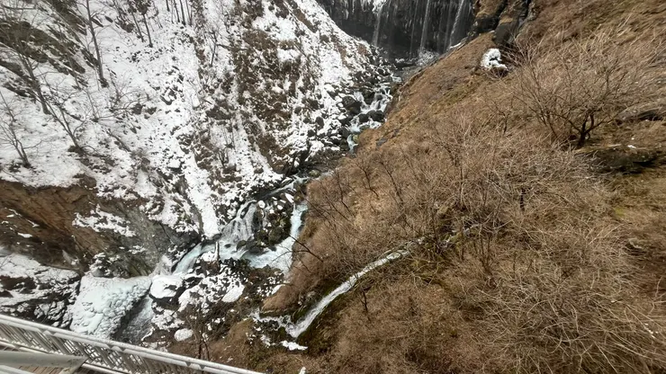 向下也有一定的距離。