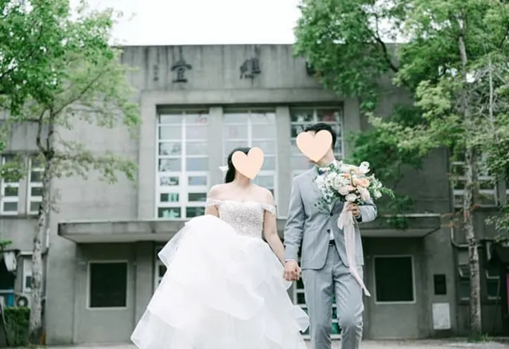 這應該是一對修成正果的班對，才會返校拍攝婚紗照！ (圖片引自連結內內容)