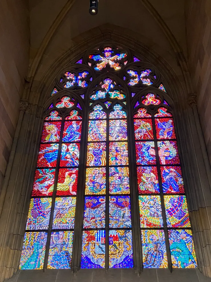 暖色且畫面豐富飽和的拼貼式彩繪玻璃