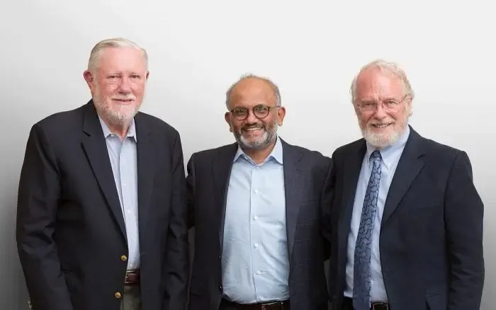 Adobe 兩位共同創辦人 John Warnock（左）、Charles Geschke （右），現任執行長 Shantanu Narayen（中）。