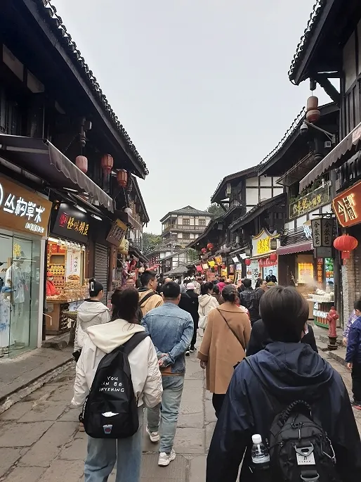磁器口古鎮距離重慶市中心僅約3公里,因此聚集大量的觀光客,多了商業氣息少了古樸的氣息