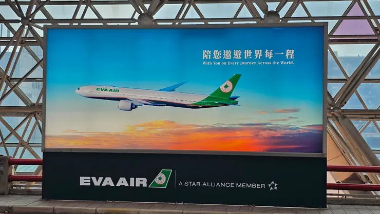 這是長榮航空位在桃機第二航廈的新廣告!廣告中的飛機是波音B777-300ER型客機!