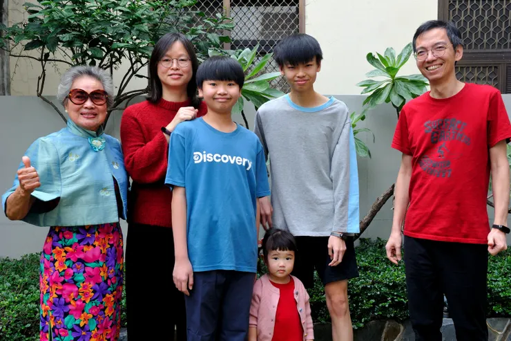 【照例大年初一早上在院子拍合照】