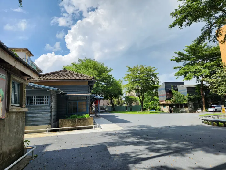 可逛範圍不大，但附近走路就可到特色咖啡店