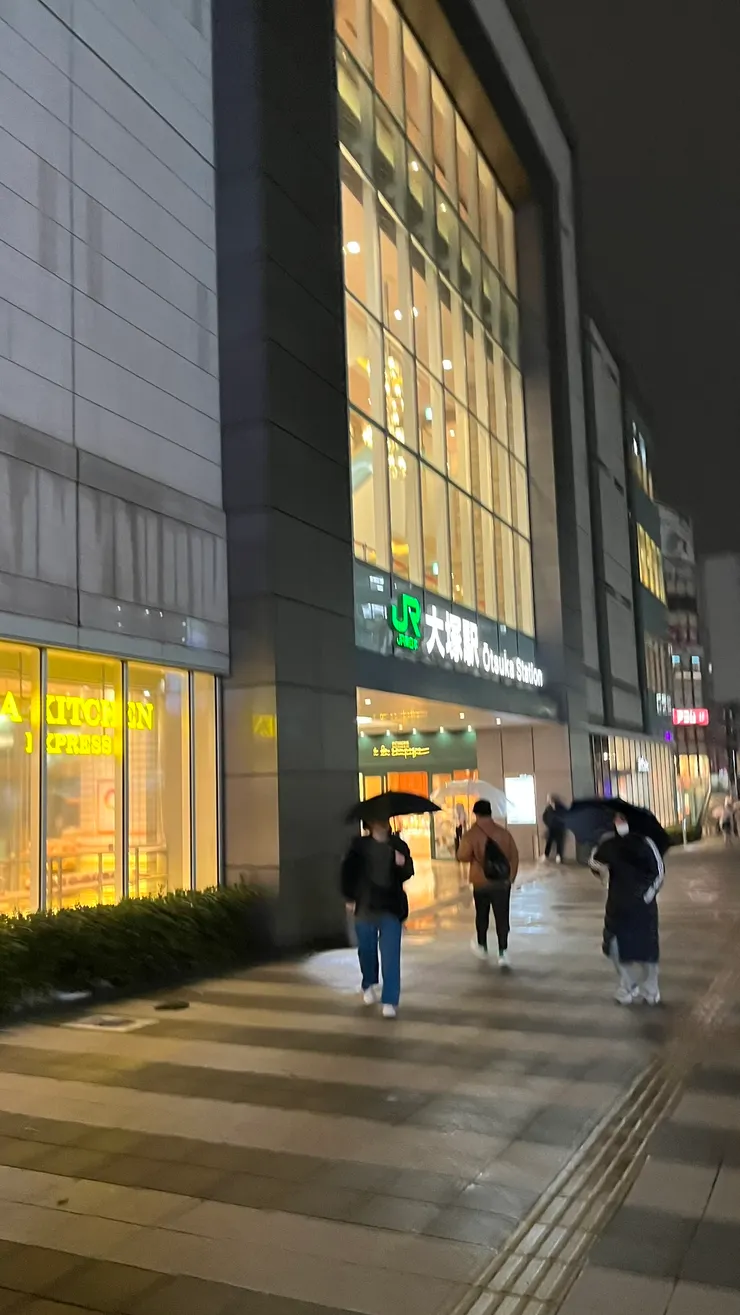 雖然不在大鬧區，但附近還是滿熱鬧。