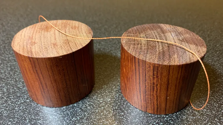 將木柱互相靠近，直到線兩端彼此接觸，在接合處點上瞬間膠，完成