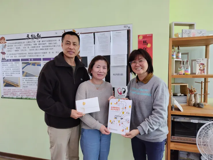 淡水中正小作所謝鳳錦主任(右)與陳美城夫婦。