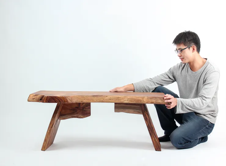 厚實的相思木材,作成椅子後,十分搶眼