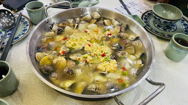 滿滿的蛤蠣搭配蒜頭，湯頭鮮甜，吃起來有夠滿足