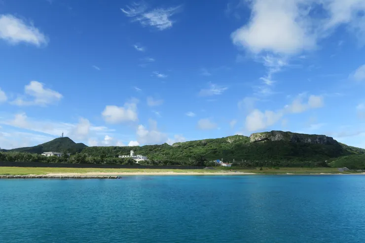 天田鼻，位在照片偏右的扁平岩石，登山步道走在岩石的下方，感覺像在明隧道(X)裡走路