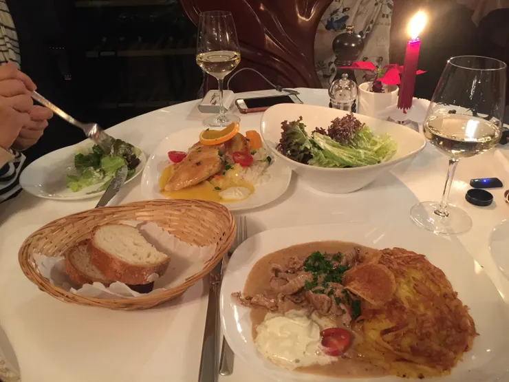 綜合沙拉、烤雞胸肉佐橘子醬&蔬菜飯、切片小牛肉佐奶油蘑菇醬&薯餅