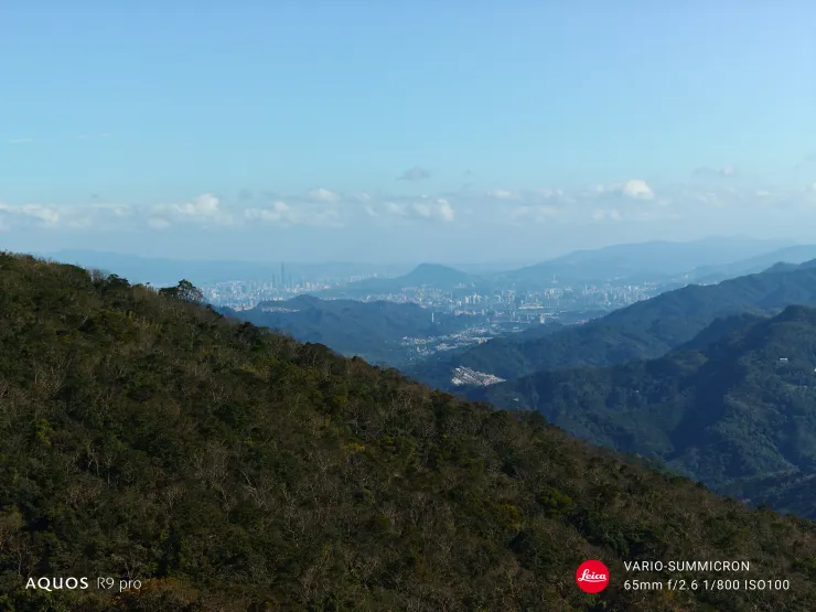 白雞山稜線展望信義區,5030萬高解析度模式,可以發現都是直出,相同的光線畫面卻變暗了,那是因為高解析度需要更多光線配合才行。在這個模式下雖然畫面多了非常多細節,但我還是最喜歡直接用原生1260畫素拍照,因為高畫素的拍攝條件,不管是光線、防手震還是鏡頭品質全都要配合才能拍好,否則就只是徒勞地拍了許多精細度仍不及相機,卻比標準模式照片還要大三倍的檔案而已,這是所有高畫素手機的通則。(SHARP AQUOS R9 pro,65mm)