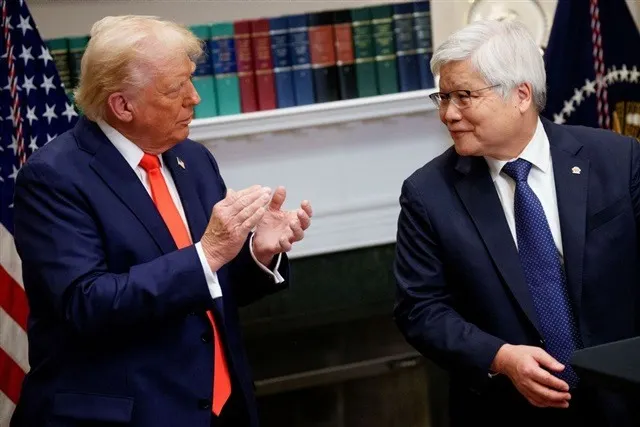 美國總統川普與台積電董事長 C.C.魏哲家於白宮宣布台積電將在美國新增 1,000 億美元投資。