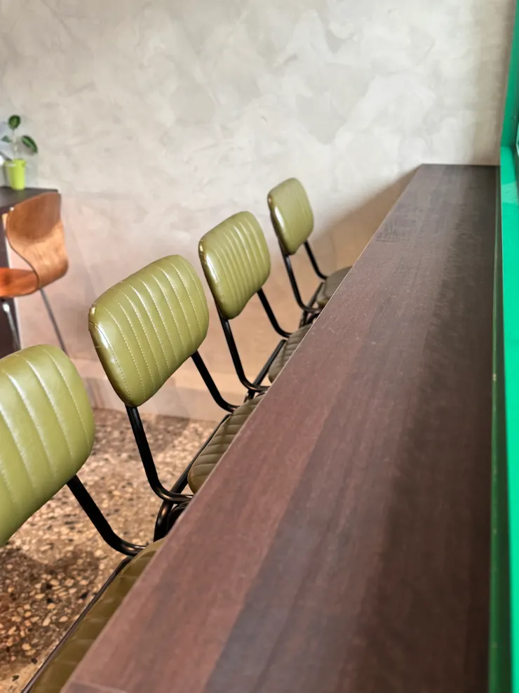 可以看到戶外的吧台區