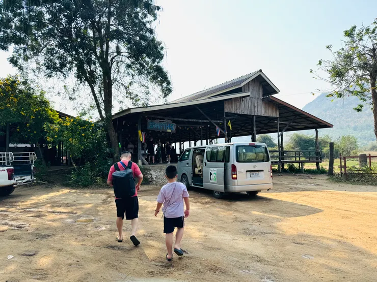 從門口報到處搭車/開車移動到活動的主要場地