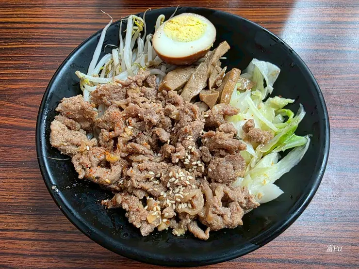 烤肉飯整體偏甜,很符合南部口味。固定配菜高麗菜、豆芽菜、豆干,都有入味好吃,重口味者會喜愛。