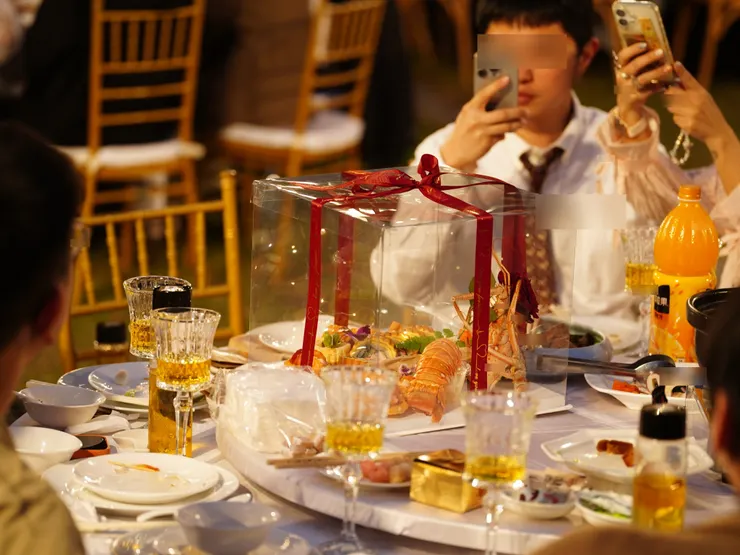 像拆禮物一樣驚喜,這份龍蝦壽司禮盒裝載了主辦人的誠摯心意