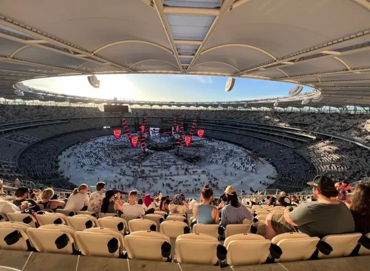 六點,天色還亮,很多人像我們一樣,已經先坐下來等待