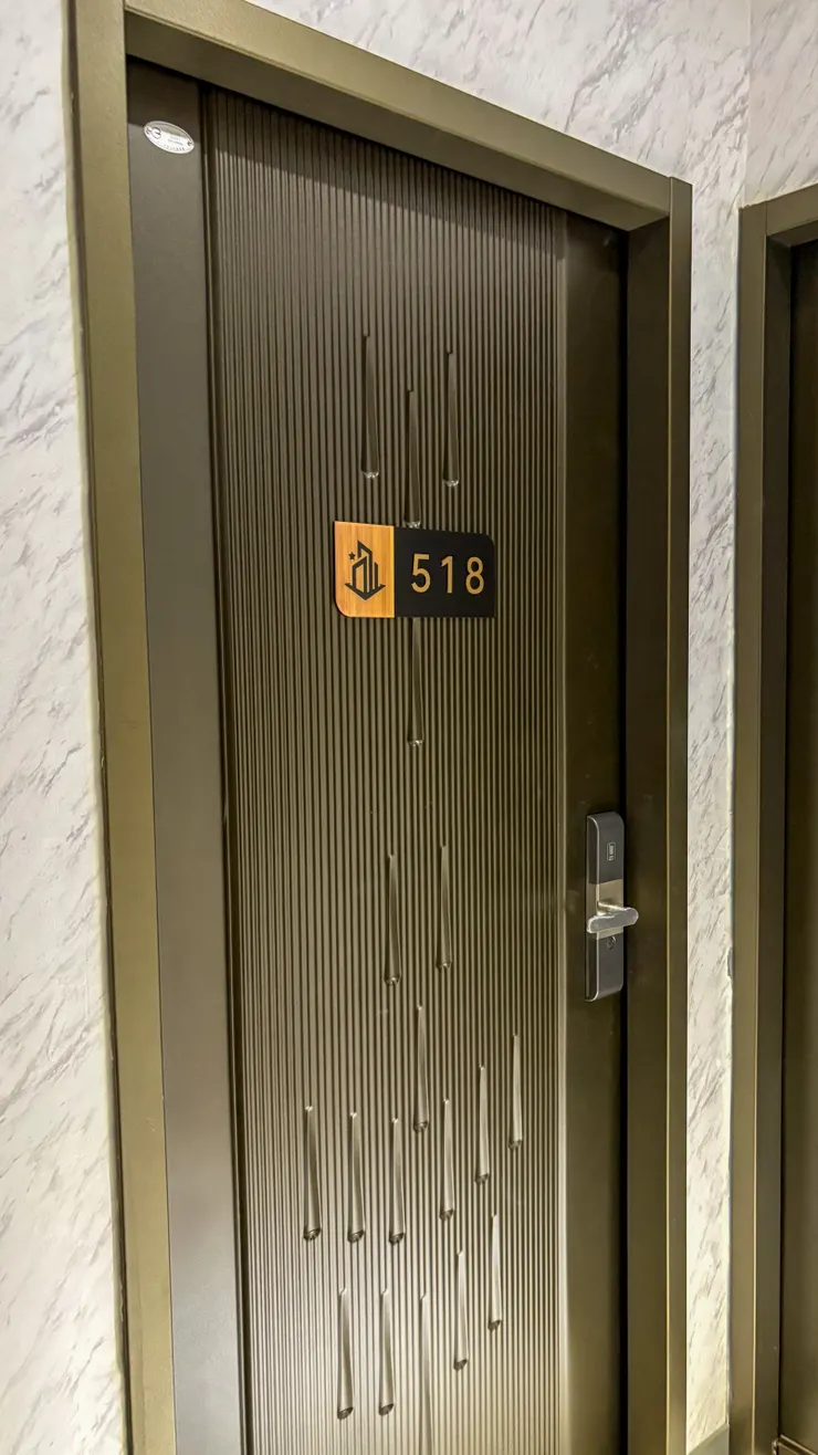 門框都還是相當新的狀態。