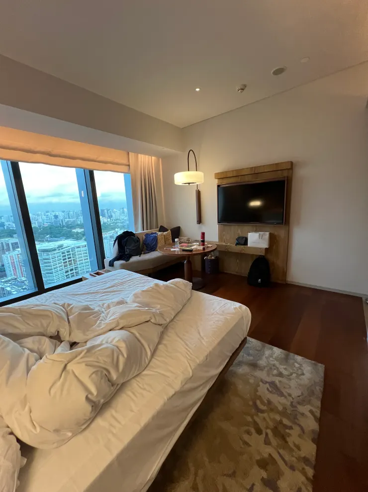 角落的沙發很大，電視可以投影手機裡的Netflix影片