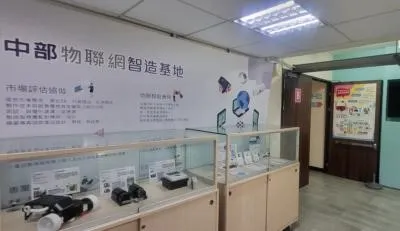 綜合教學大樓已經有新單位進駐(李建崑攝影)