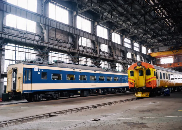 日本國鐵583系寢台列車與臺鐵EMU100型電聯車