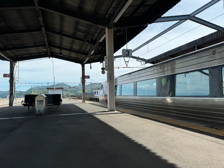 復古的兒島車站月台