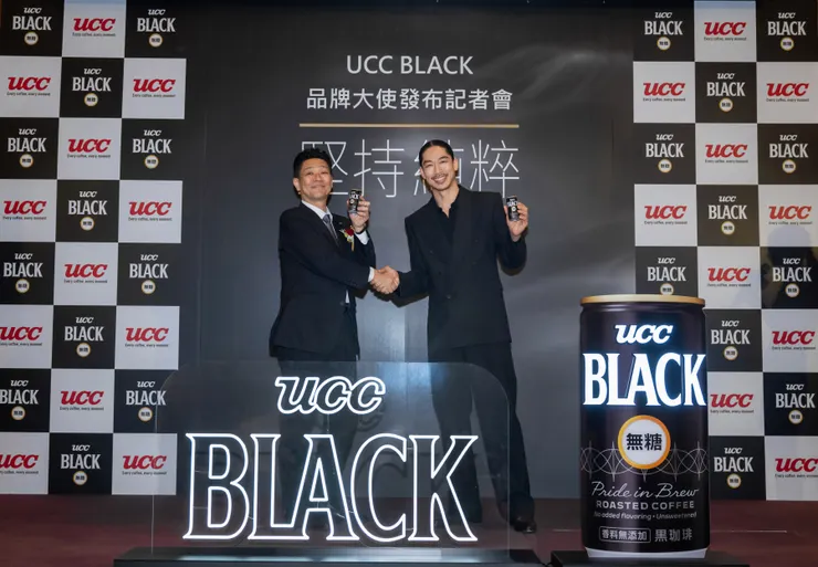UCC BLACK發表全新品牌概念「堅持純粹」——堅持的才懂得,(左起) UCC上島咖啡 常務 行銷本部負責人 高畑理、品牌大使AKIRA