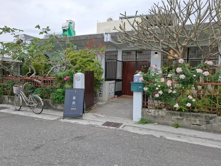  在被樹包圍的早午餐店，我遇到一個來台東工作的異鄉人，聽他講生活裡一件件要處理的事，也明白我得把身體出現的狀況一個一個克服。