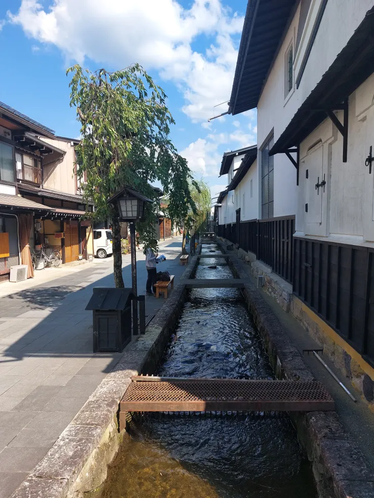 我是從瀨戶川的中間出發的，其中一側的瀨戶川旁邊的街道較寬廣，旁邊也有些商店，只是去的時候剛好都沒開