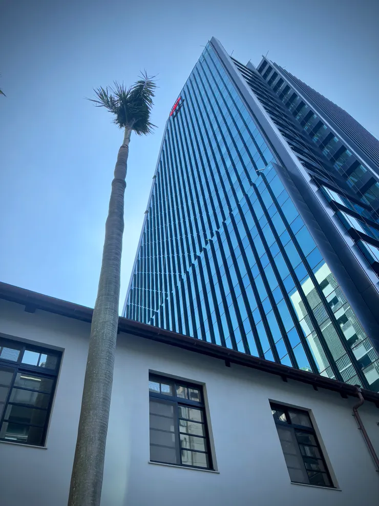 低矮的歷史建築與鄰近的新穎大樓,在同一畫面形成有趣對比