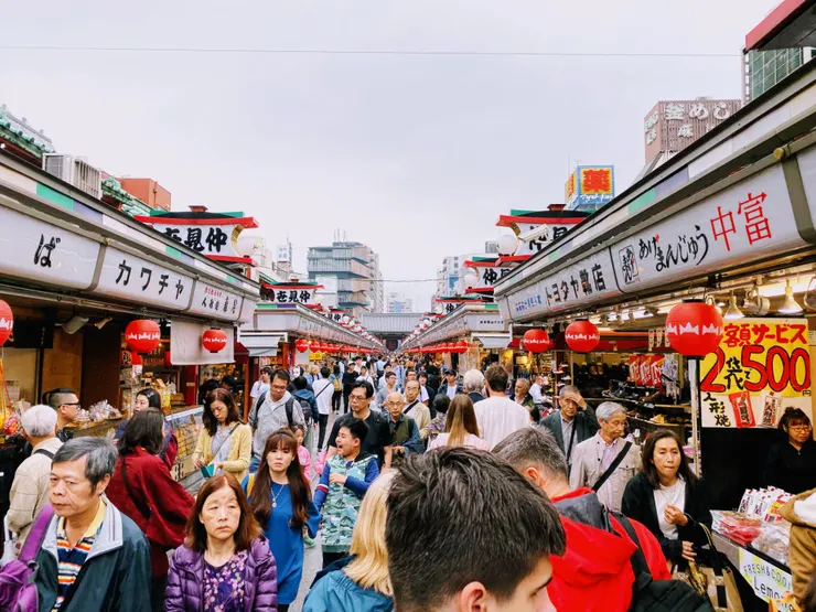 人山人海的仲見世商店街